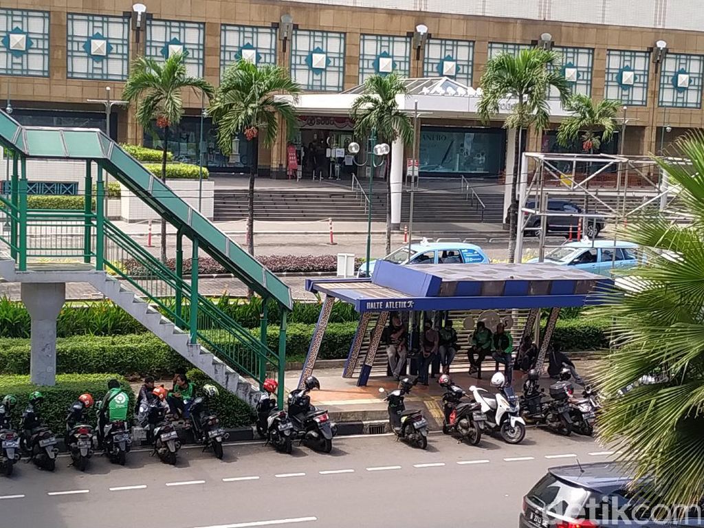 Banyak Ojol Mangkal di Halte-halte Depan Plaza Senayan, Ini Kata Grab