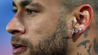 Selanjutnya adalah pemain generasi emas dari Brazil yaitu Pablo Neymar. Pemain yang telah memberikan banyak gelar juara untuk mantan klubnya Barcelona tapi untuk PSG baru sebatas  runner up Liga Champion. Matthias Hangst/Getty Images.