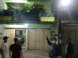 Bendera Palestina di Rumah Warga Tangerang Diturunkan Diganti Merah Putih Bendera Palestina di Rumah Warga Tangerang Diturunkan Diganti Merah Putih