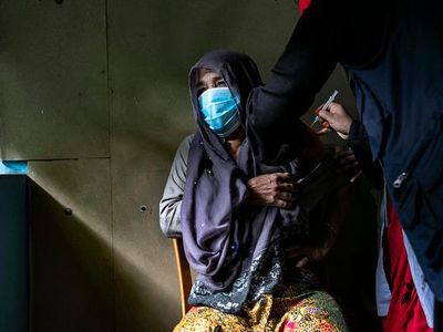 Pengungsi Rohingnya di Bangladesh Mulai Mendapatkan Vaksin COVID-19