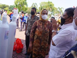 Penyaluran Bantuan Tabung Oksigen di Karawang