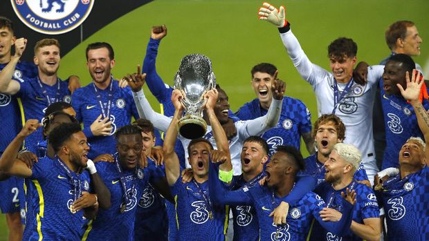 Piala Super Eropa 2021 Soccer Football - European Super Cup - Chelsea v Villarreal - Windsor Park, Belfast, Northern Ireland - August 11, 2021 Chelsea's Cesar Azpilicueta and teammates celebrate with the trophy after winning the penalty shoot-out Action Images via Reuters/Jason Cairnduff