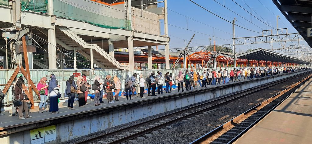 Penumpang KRL ramai di Stasiun Bekasi, Kamis (12/8/2021) pagi.
