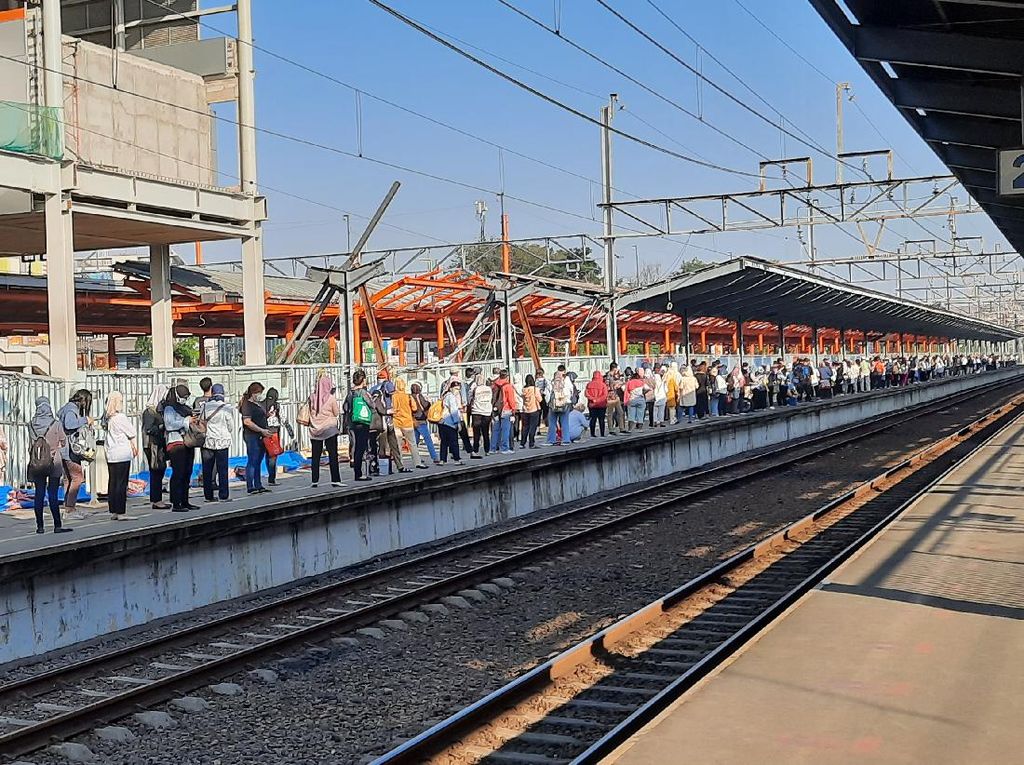 Ganjil-Genap Jakarta, Penumpang KRL di Stasiun Bekasi Ramai Pagi Ini