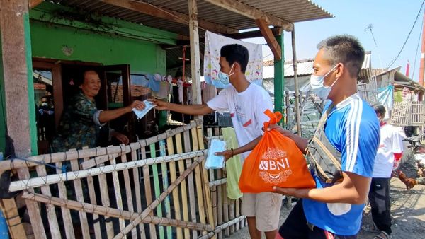 Tebar Sembako untuk Warga Pesisir
