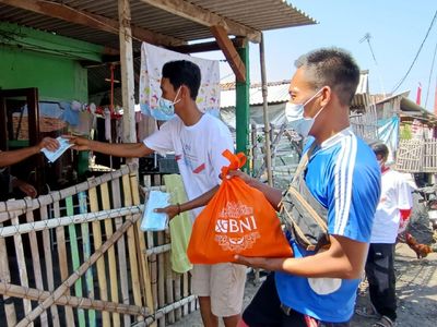 Tebar Sembako untuk Warga Pesisir