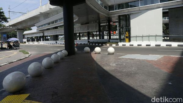 Trotoar CSW Blok M Dipercantik dengan Bollard