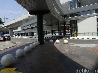 Trotoar CSW Blok M Dipercantik dengan Bollard