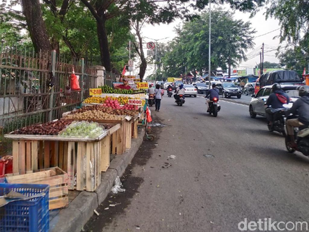 Suara PKL di Trotoar Pasar Induk Kramat Jati: Zaman COVID Keuangan Susah Suara PKL di Trotoar Pasar Induk Kramat Jati: Zaman COVID Keuangan Susah