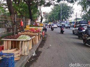 Suara PKL di Trotoar Pasar Induk Kramat Jati: Zaman COVID Keuangan Susah Suara PKL di Trotoar Pasar Induk Kramat Jati: Zaman COVID Keuangan Susah