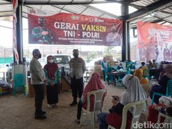 Ucap Syukur Pedagang di Bojonegoro Usai Jalani Vaksinasi COVID-19