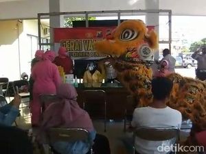 Saat Barongsai Ikut Antre Vaksinasi COVID-19 di Kota Pasuruan