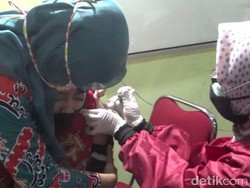2 Siswi SMAN di Lumajang Nangis Saat Vaksinasi Karena Takut Jarum Suntik