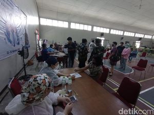 Rindu KBM Tatap Muka, Pelajar Cirebon Antusias Jalani Vaksinasi COVID-19