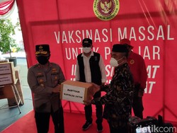 Vaksinasi Massal di Surabaya Digeber di 67 Titik Hingga Lusa