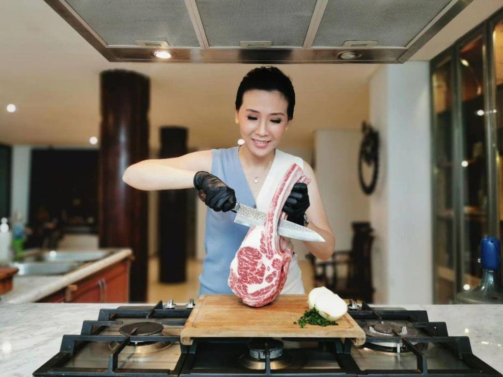 Veronica Tan Pamer Foto Potong Daging, Gayanya Bikin Salfok Netizen