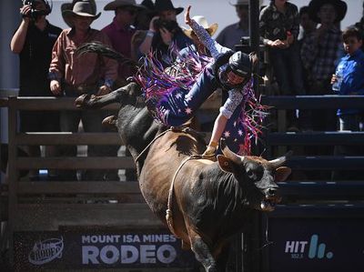 Aksi Berani Para Koboi Menaklukan Banteng Rodeo 