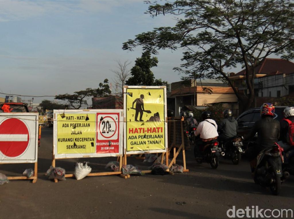 Contra Flow Diberlakukan Imbas Perbaikan Saluran Air di Jalan Garut-Bandung Contra Flow Diberlakukan Imbas Perbaikan Saluran Air di Jalan Garut-Bandung
