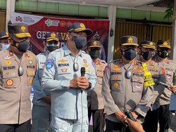 Polri Gandeng Jasa Raharja Gelar Vaksinasi dan Beri Bansos di Papua