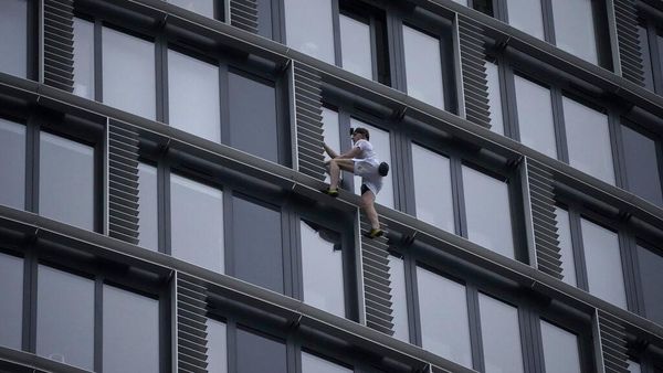 Aksi Spiderman Inggris, Panjat Gedung Tinggi Tanpa Alat Pengaman