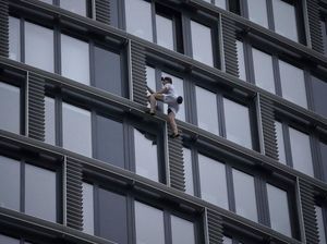 Aksi Spiderman Inggris, Panjat Gedung Tinggi Tanpa Alat Pengaman Aksi Spiderman Inggris, Panjat Gedung Tinggi Tanpa Alat Pengaman
