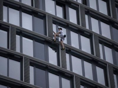 Aksi Spiderman Inggris, Panjat Gedung Tinggi Tanpa Alat Pengaman
