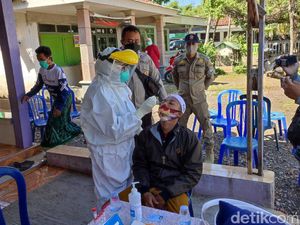 Belasan Warga Probolinggo yang Rebut Jenazah COVID-19 Jalani Swab PCR Belasan Warga Probolinggo yang Rebut Jenazah COVID-19 Jalani Swab PCR