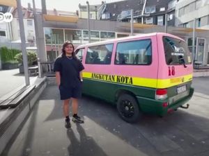 Penampakan Angkot Indonesia Nyasar Sampai Jerman