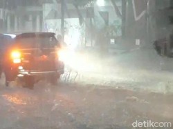 Hujan 2 Jam Mengguyur, Jalan Sumberejo Bojonegoro Banjir