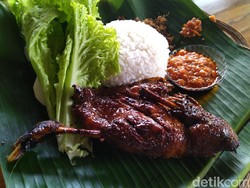 5 Bebek Bakar Enak Ini Bisa Dinikmati dengan Harga Rp 30 Ribuan Saja!