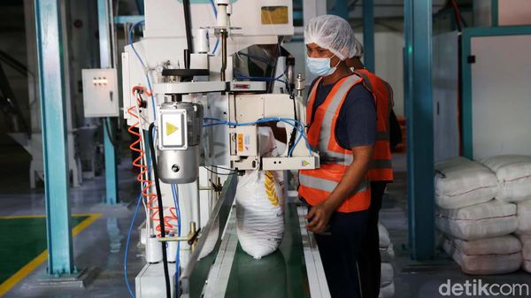 Begini Proses Penyaringan Beras Bantuan PPKM