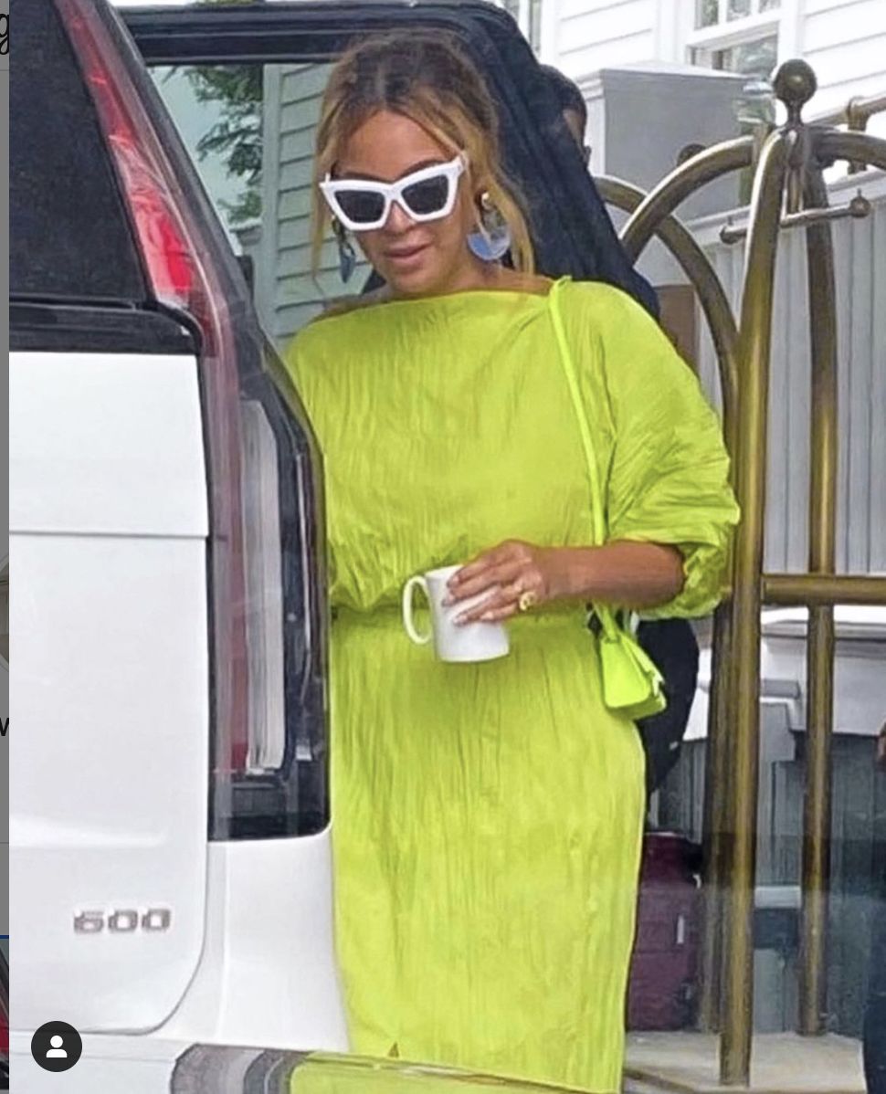 Beyonce menggunakan rancangan peggy hartanto