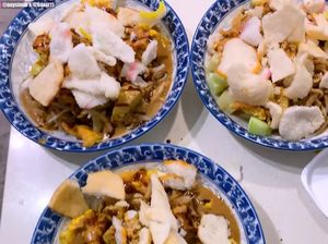 Bule Kanada Kepincut Enaknya Tahu Tek Buatan Orang Jawa