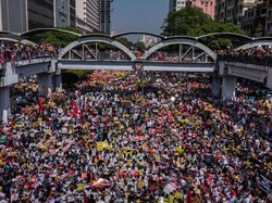 Warga Myanmar Panic Buying di Supermarket-Pom Bensin, Ada Apa?