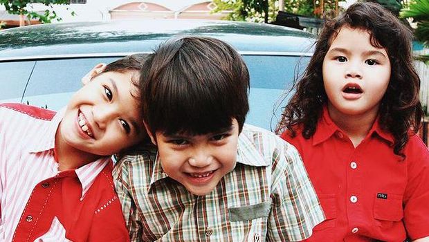 Persaudaraan Al El dan Dul memang sering jadi sorotan, foto masa kecil mereka pun kompak menggemaskan. Yuk kita intip!