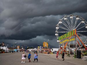 Petir dan Awan Gelap Gelayuti Langit Illinois
