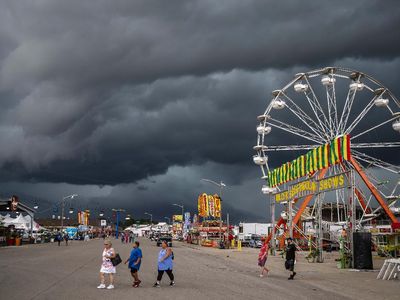 Petir dan Awan Gelap Gelayuti Langit Illinois