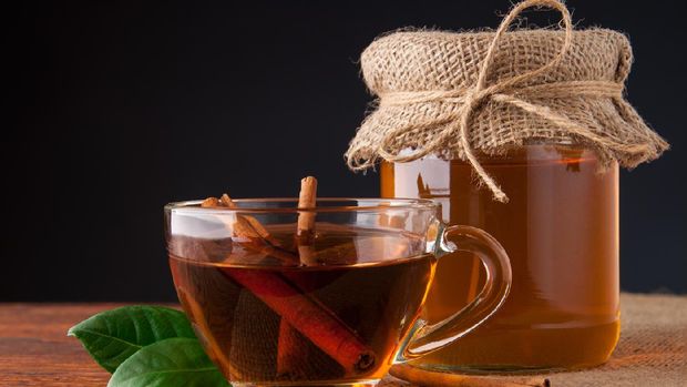 Tea with honey and cinnamon