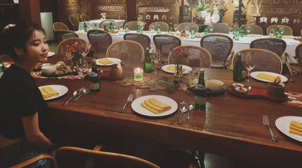 IU ketika mencoba masakan Indonesia