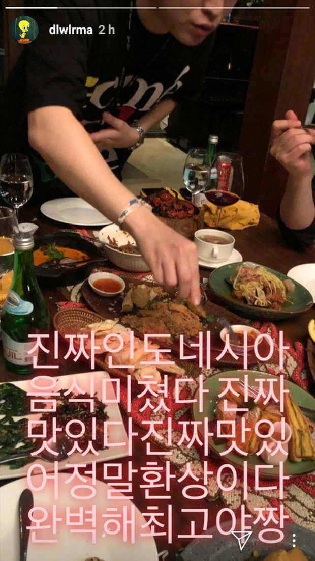 IU saat mencoba masakan Indonesia