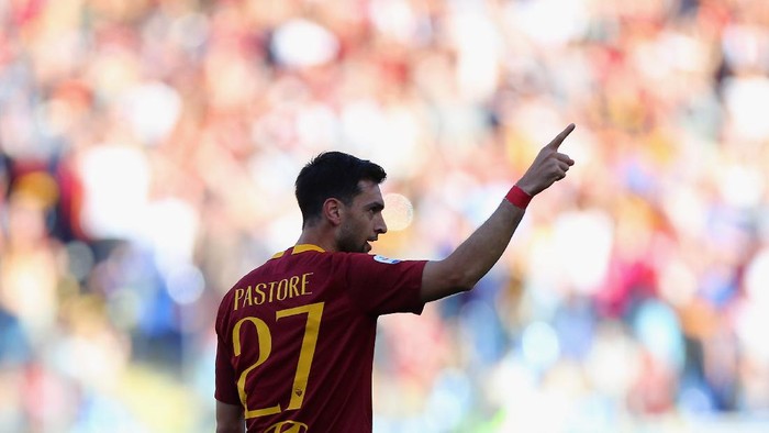 ROME, ITALY - APRIL 27:  Javier Pastore of AS Roma celebrates after scoring the teams second goal during the Serie A match between AS Roma and Cagliari at Stadio Olimpico on April 27, 2019 in Rome, Italy.  (Photo by Paolo Bruno/Getty Images)
