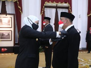 Khofifah Sematkan Satyalancana Karya Satya ke 576 ASN Pemprov Jatim