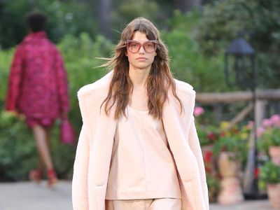 10 Koleksi Busana Max Mara Resort 2022, Gaya Liburan Wanita Urban