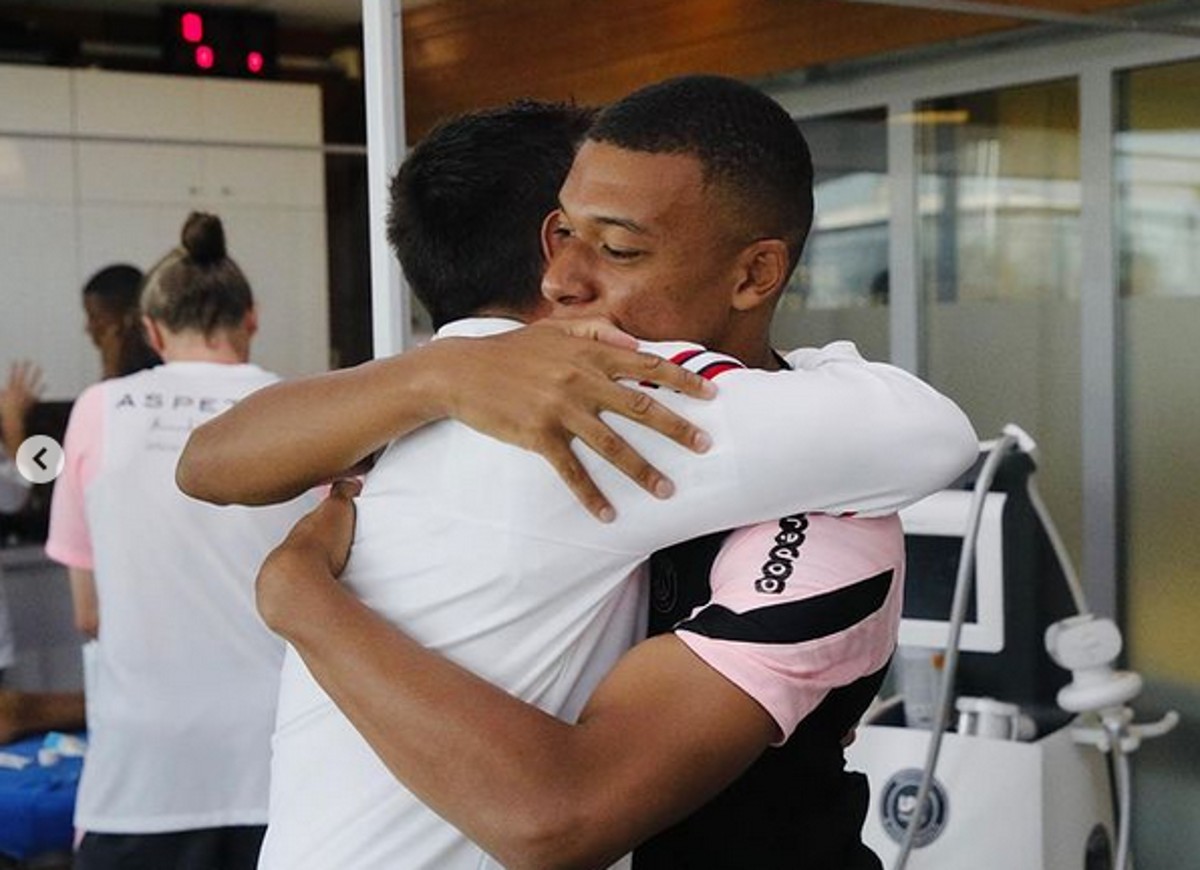 Pelukan Mbappe dan Messi yang Terasa Begitu Dalam (Instagram/k.mbappe)