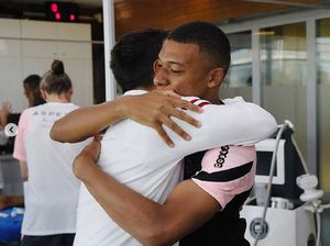 Pelukan Mbappe dan Messi yang Terasa Begitu Dalam