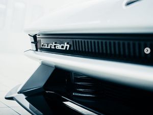 Wujud Lamborghini Countach yang Dihidupkan Kembali Wujud Lamborghini Countach yang Dihidupkan Kembali