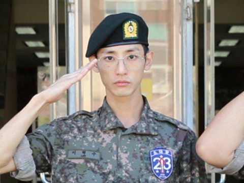 Lee Soo Hyuk saat menjalani wajib militer