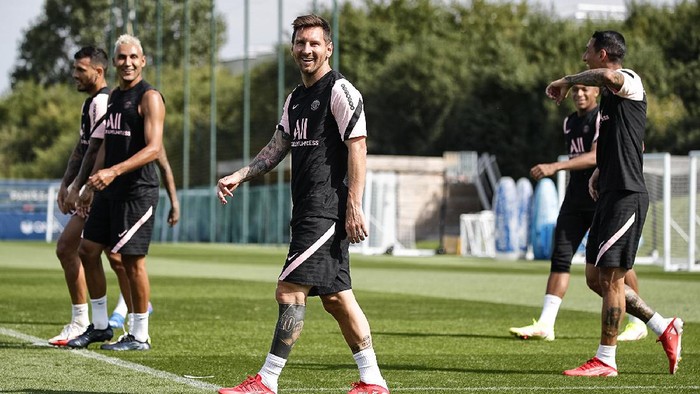Lionel Messi mengikuti latihan perdana bersama Paris Saint-Germain di Paris, Kamis 12 Agustus 2021.