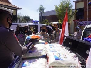 Mobil ASTUTI Berbagi, Cara Cepat Polisi Bojonegoro Bantu Warga Saat Pandemi Mobil ASTUTI Berbagi, Cara Cepat Polisi Bojonegoro Bantu Warga Saat Pandemi