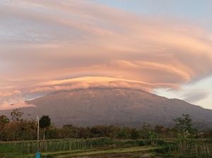 Kata BMKG Soal 2 Hari Berturut-turut Muncul Awan Bertopi di Gunung Lawu Kata BMKG Soal 2 Hari Berturut-turut Muncul Awan Bertopi di Gunung Lawu